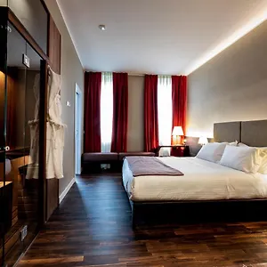 Hotel 10 Keys, Milão